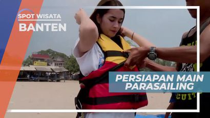 Memakai Alat Keamanan Sebelum Bermain Parasailing, Banten