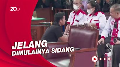 Bharada Eliezer Bersimpuh di Hadapan Ibu Yosua Dalam Ruang Sidang