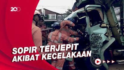 Momen Dramatis Evakuasi Sopir Truk yang Tabrak Tronton di Kulon Progo