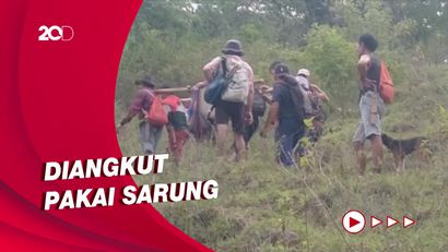 Warga Sakit di Tana Toraja Ditandu ke Puskesmas Sejauh 13 Km