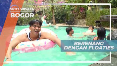 Bermain Floaties di Kolam Renang, Bogor Jawa Barat