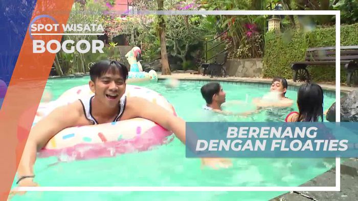 Bermain Floaties di Kolam Renang, Bogor Jawa Barat