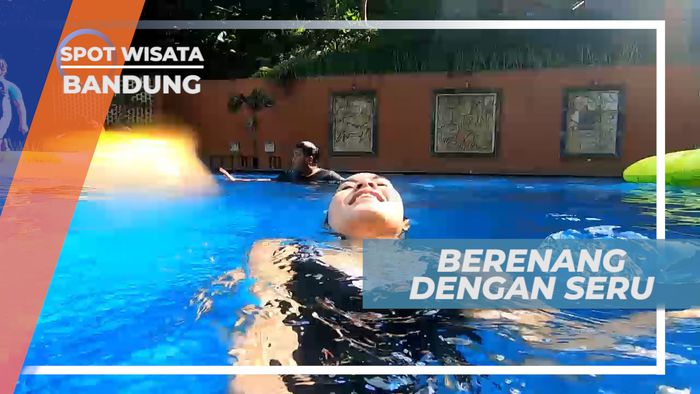 Serunya Bermain Air di Kolam Renang Hotel Sambil Bersantai di Atas Floaties, Bandung