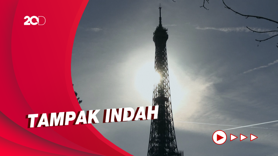  Momen Gerhana Matahari Parsial Lintasi Menara Eiffel