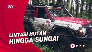 Aksi Offroader Taklukkan Medan Ekstrem di Lereng Semeru