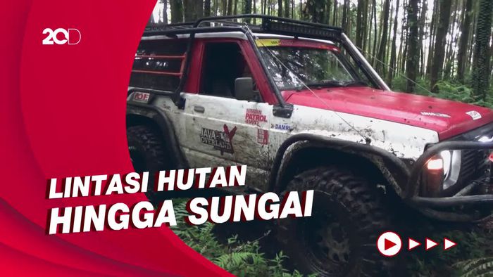 Aksi Offroader Taklukkan Medan Ekstrem di Lereng Semeru