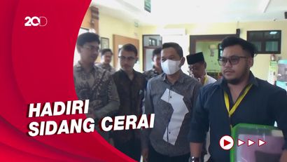 Momen Dedi Mulyadi Bersalaman dengan Bupati Purwakarta di Sidang Cerai