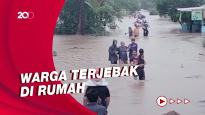 Momen Evakuasi Balita-Lansia Terjebak Banjir di Lampung