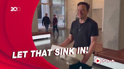 Momen Elon Musk Kunjungi Kantor Pusat Twitter Bawa Wastafel