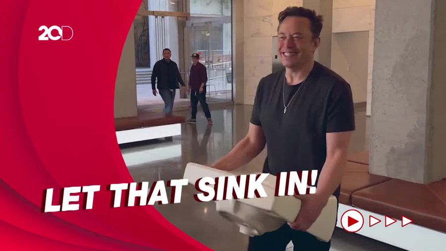 Momen Elon Musk Kunjungi Kantor Pusat Twitter Bawa Wastafel