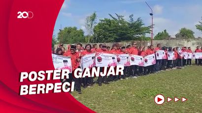 Aksi Kader PDIP Solo Ramai-ramai Bentangkan Poster Ganjar