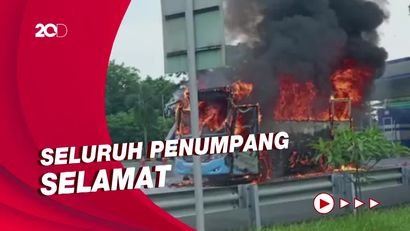 Penampakan Bus Terbakar di Exit Tol Menanggal Surabaya