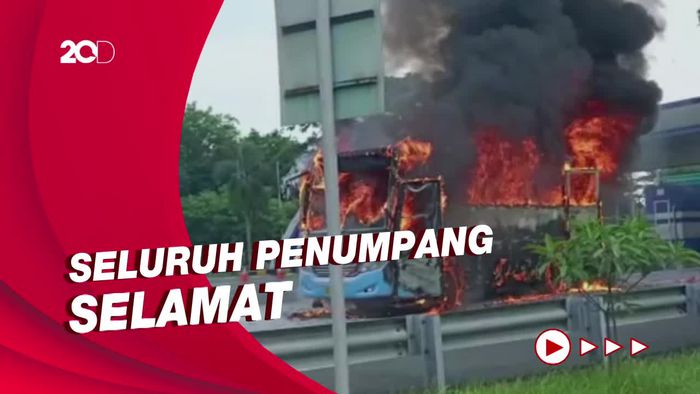 Penampakan Bus Terbakar di Exit Tol Menanggal Surabaya