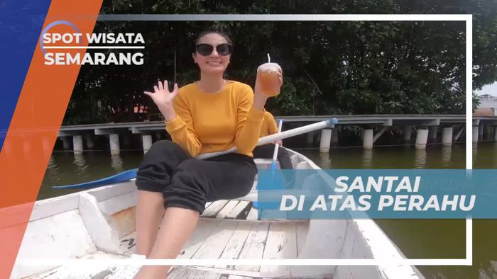 Bersantai Sejenak di Atas Perahu, Taman Wisata Puri Maerokoco Semarang