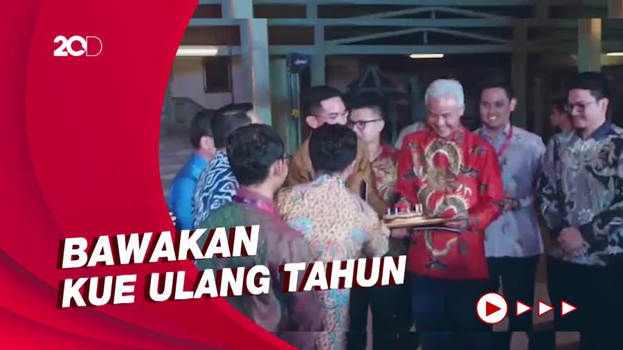 Momen Ridwan Kamil Beri Kejutan Ulang Tahun untuk Ganjar Pranowo