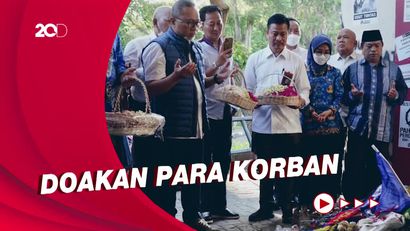 Momen Zulhas Tabur Bunga dan Gelar Doa di Stadion Kanjuruhan 