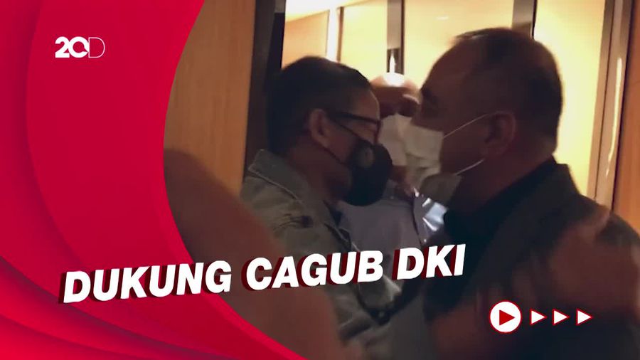 Sandiaga Panggil Cagub Sambil Peluk Bupati Tangerang 