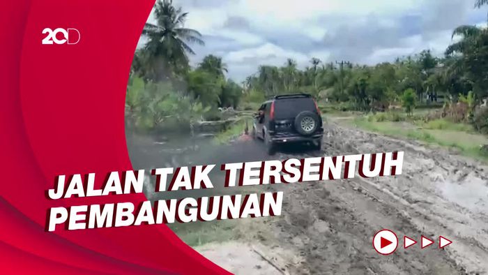 Warga Batu Bara Bikin Kuburan Protes Jalan Rusak