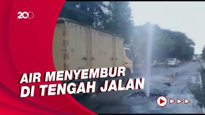 Penampakan Pipa Air Bocor di Ruas Jalan Gatsu, Air Menyebur