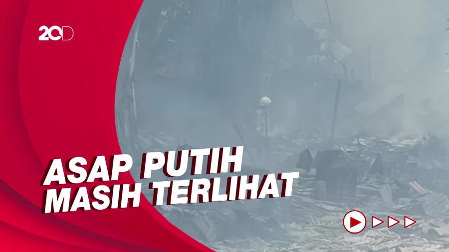 Api Padam, Damkar Lakukan Pendinginan di Kebakaran Kebayoran Lama