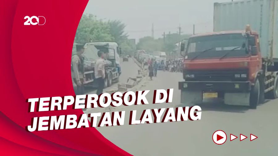 Truk Trailer Terperosok di Sidoarjo Bikin Lalin Macet 5 Km