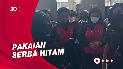 Sambo-Putri Tiba di PN Jaksel, Kompak Kenakan Pakaian Warna Senada