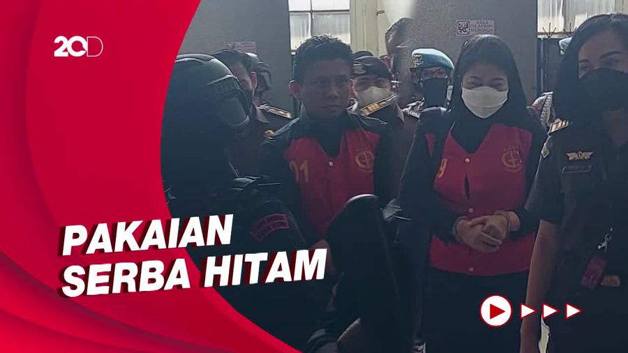 Sambo-Putri Tiba di PN Jaksel, Kompak Kenakan Pakaian Warna Senada