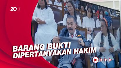 Kala Pengacara Tunjukkan Sandal Yosua hingga Baju Pemberian Putri ke Hakim
