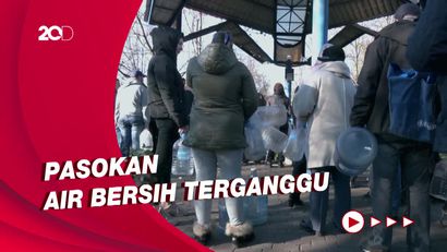 Ratusan Warga Kiev Antre Air Bersih Usai Serangan Rusia
