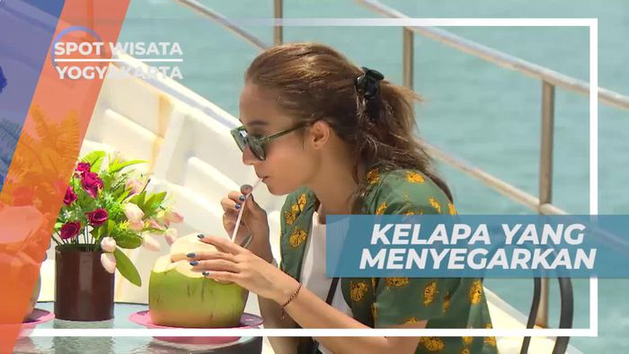 Menikmati Kesegaran Air Kelapa di Panasnya Matahari Siang, Yogyakarta