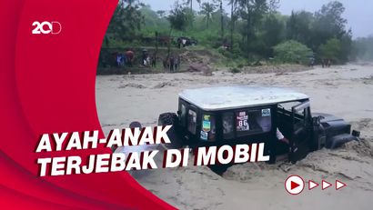 Detik-detik Gubernur NTT Terjun ke Sungai, Evakuasi Warga Terseret Banjir