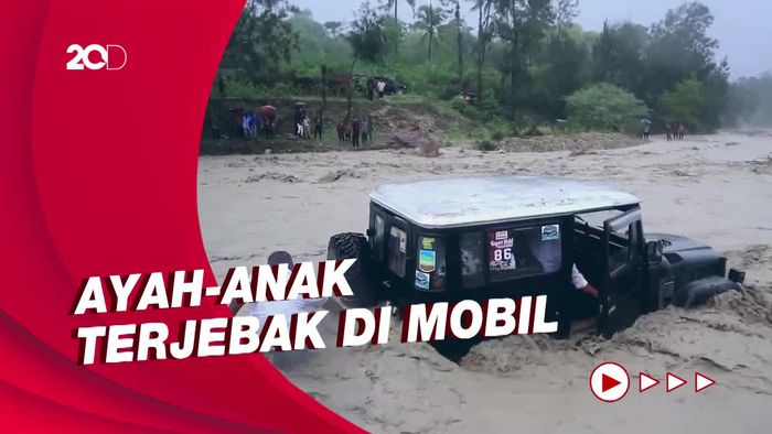 Detik-detik Gubernur NTT Terjun ke Sungai, Evakuasi Warga Terseret Banjir