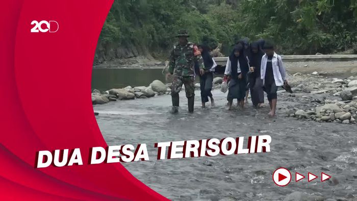 Pelajar di Polewali Mandar Harus Seberangi Sungai Akibat Jembatan Putus  