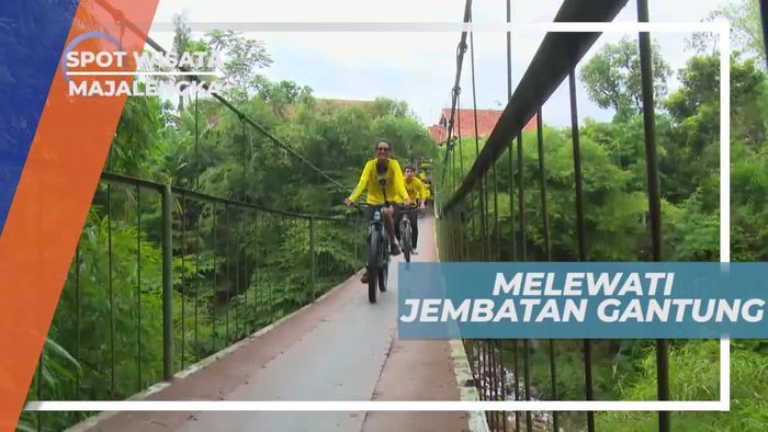 Beristirahat untuk Menikmati Pemandangan dari Jembatan Gantung, Majalengka