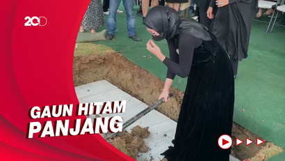 Angelina Sondakh Kenakan Pakaian Favorit Ayahnya saat Pemakaman