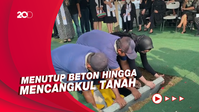 Bantu Proses Pemakaman, Angelina Sondakh: Bakti Saya ke Ayah