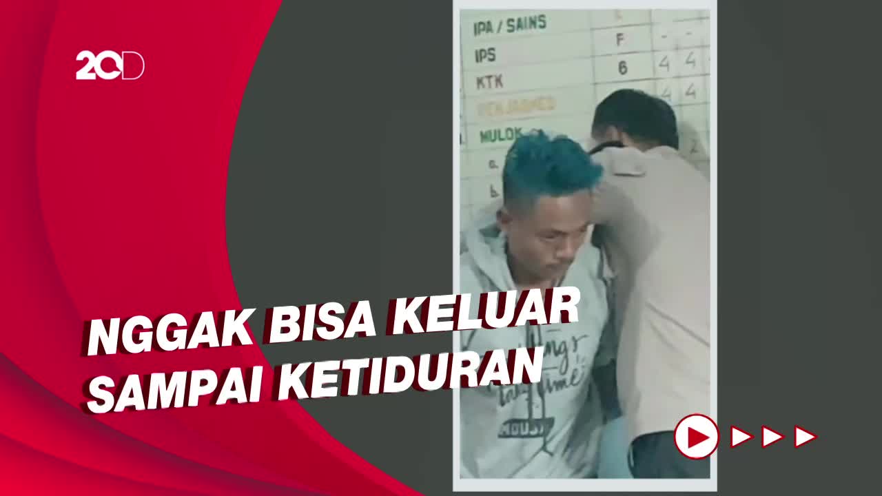 Momen Polisi Bangunkan Maling Yang Ketiduran Di Ruang Guru SDN Blora