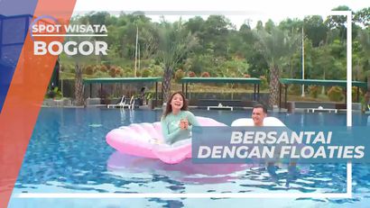 Bersantai di Atas Floaties di Kolam Kawasan Wisata Bogor