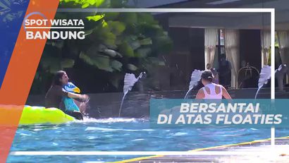 Bersantai di Atas Floaties, Kolam Renang Penginapan Bandung