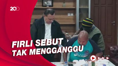 Sambutan Massa di Luar Rumah Lukas Enembe Saat Didatangi Ketua KPK