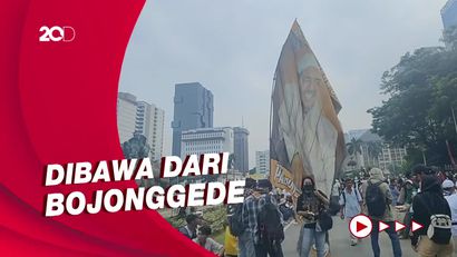 Bendera Raksasa Wajah Habib Rizieq Warnai Aksi 411 di Patung Kuda