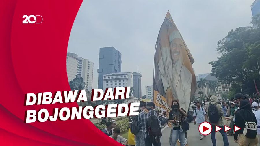 Bendera Raksasa Wajah Habib Rizieq Warnai Aksi 411 di Patung Kuda
