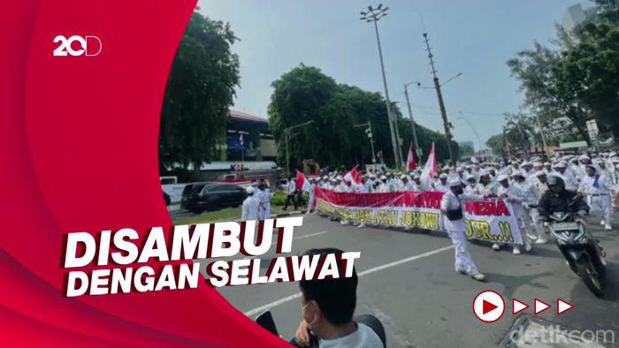 Pasukan Basmallah-Asmaul Husna Polda Metro Sambut Massa 411
