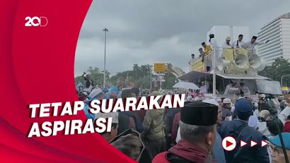 Di Bawah Guyuran Hujan, Massa Aksi 411 Tetap Bertahan di Patung Kuda