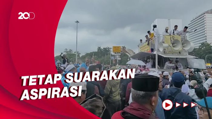 Di Bawah Guyuran Hujan, Massa Aksi 411 Tetap Bertahan di Patung Kuda