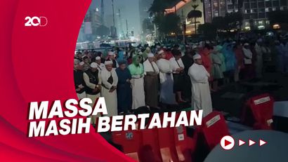 Diimami Menantu Rizieq, Massa Aksi 411 Salat Magrib di Tengah Hujan