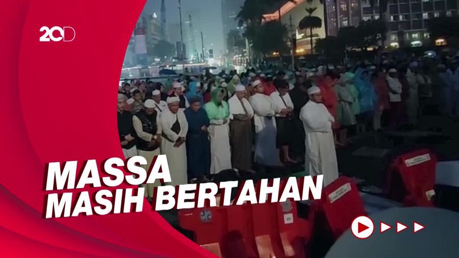 Diimami Menantu Rizieq, Massa Aksi 411 Salat Magrib di Tengah Hujan