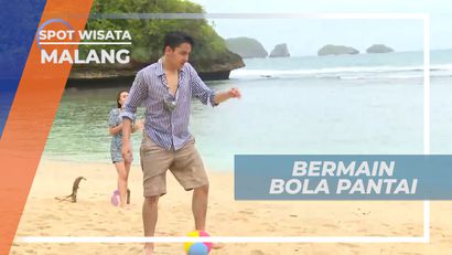 Habiskan Waktu, Serunya Bermain Bola di Tepi Pantai, Malang