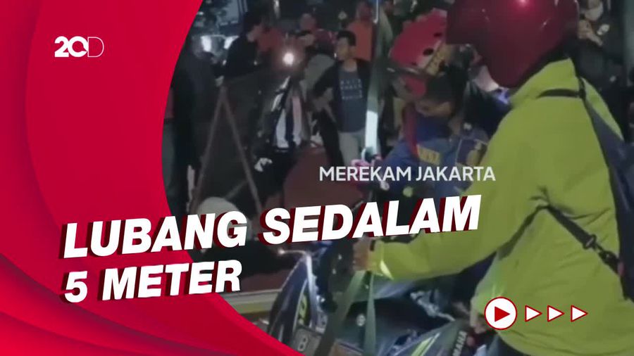 Pemotor Jatuh ke Lubang Galian di Jaksel Gegara Silau Lampu Tembak