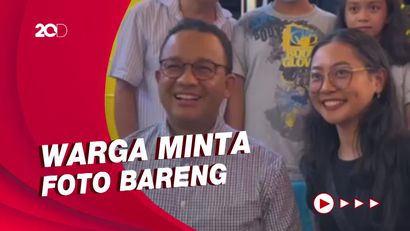 Main ke Medan, Anies Makan Durian Sambil Menyapa Warga